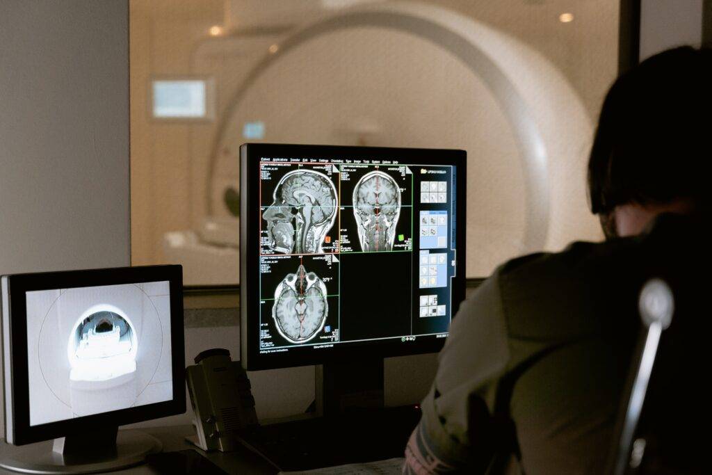 Radiologe analysiert die Bilder
