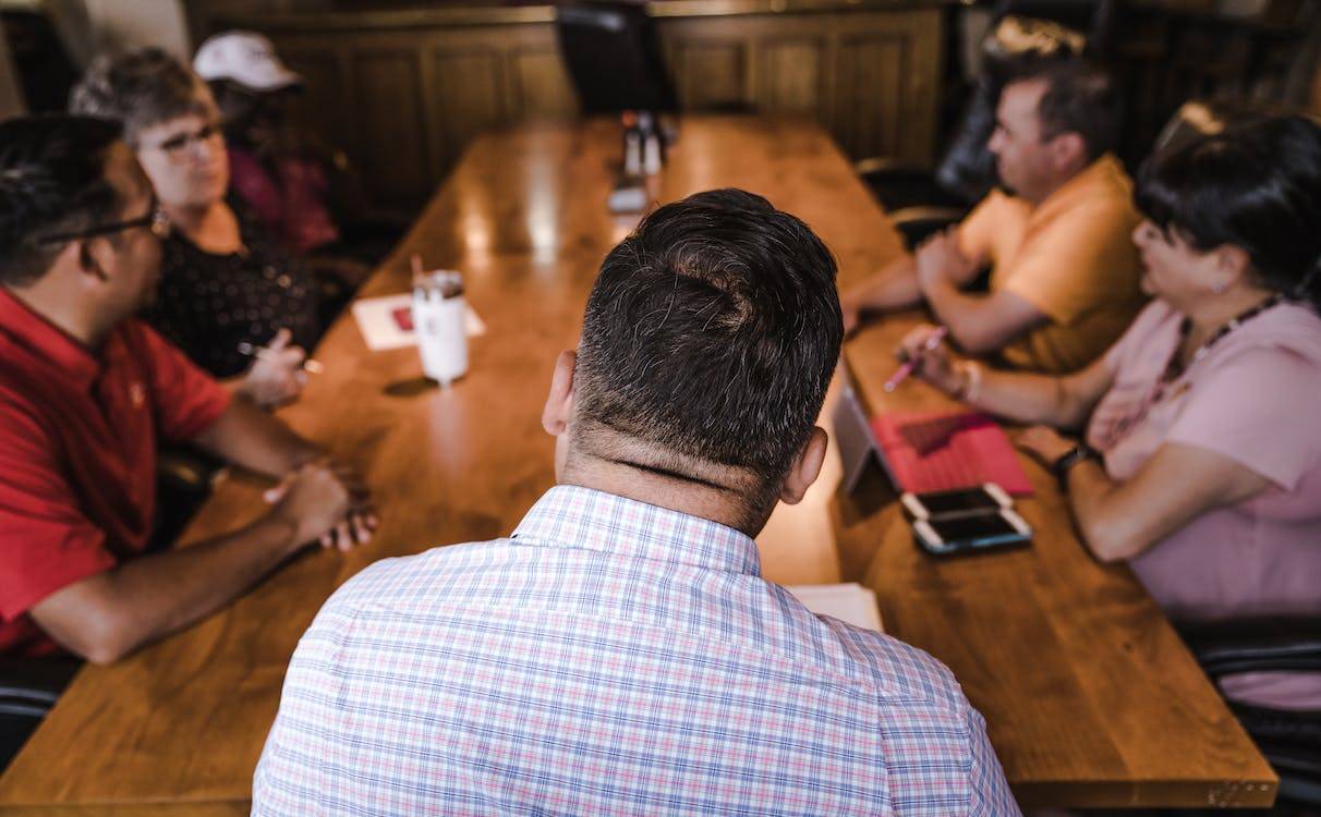 Mitarbeiter sitzen an einem großen Tisch