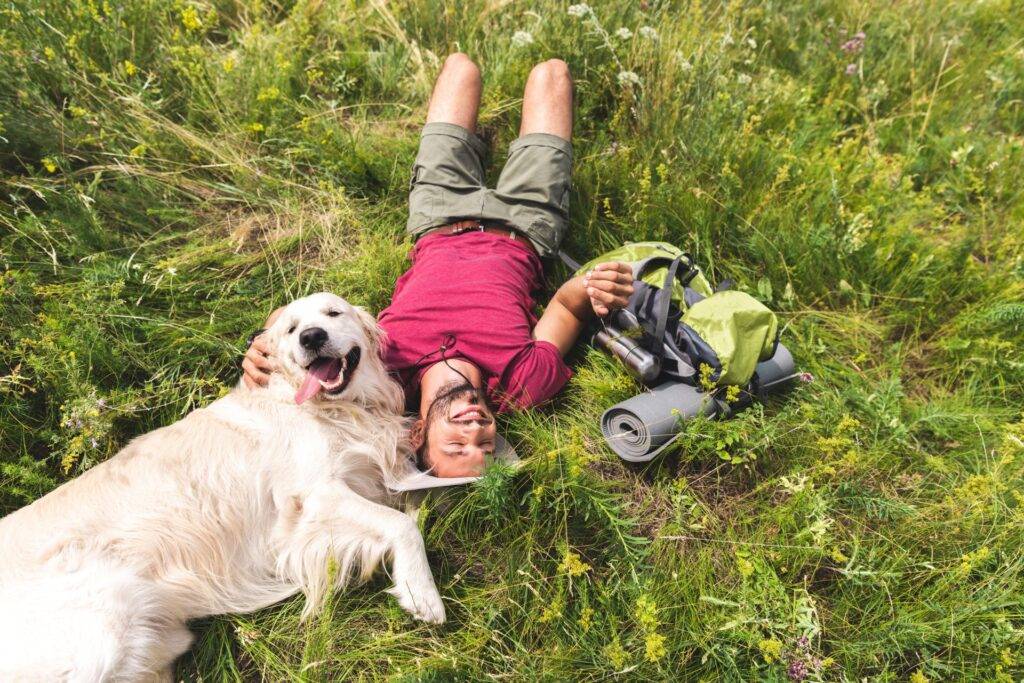 Mann auf Wanderung mit seinem Hund