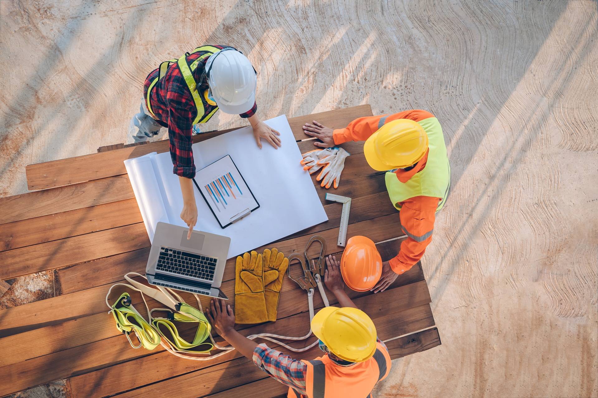 Besprechung auf der Baustelle mit Laptop | Wasserenthärtungsanlage

