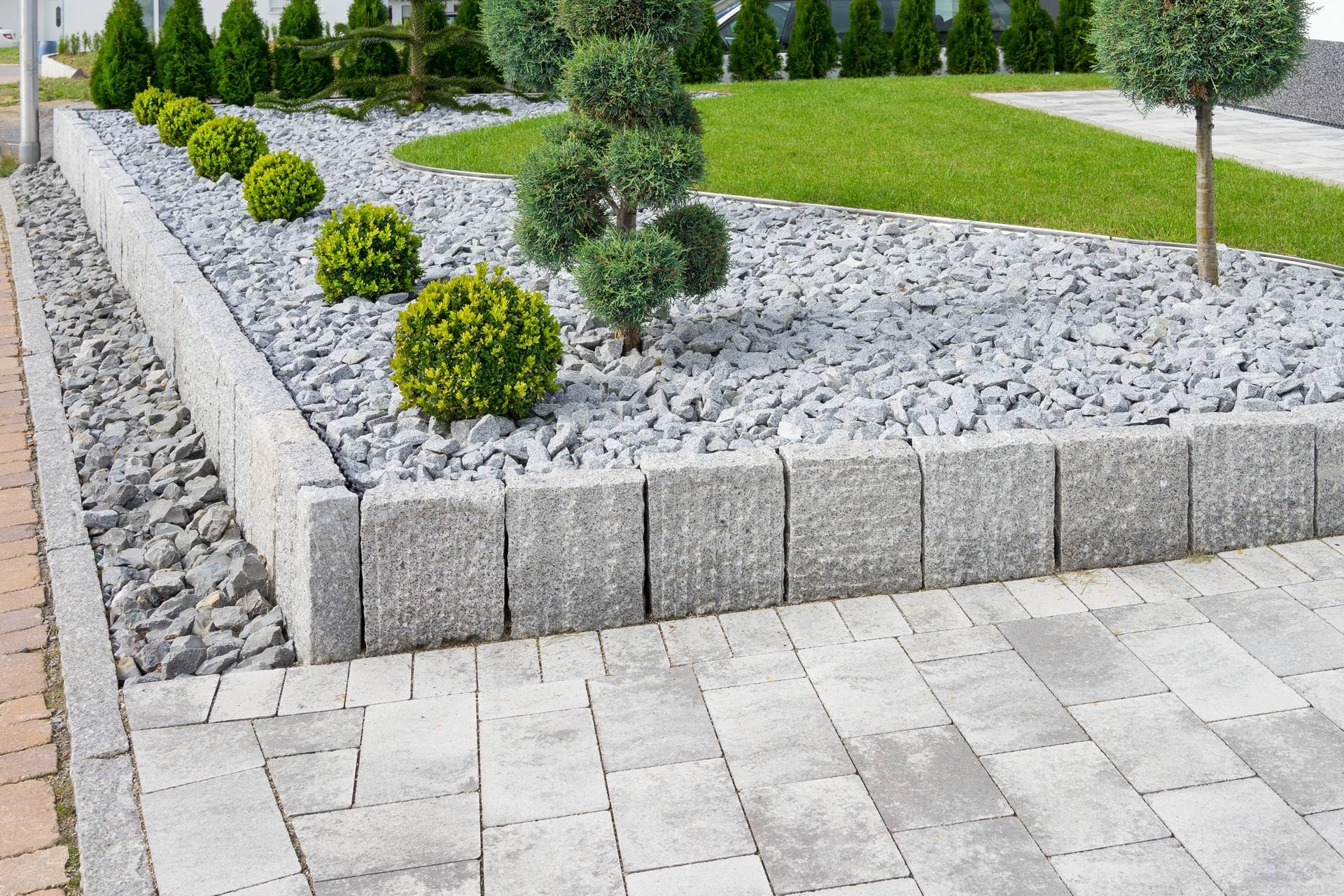 Moderne Beeteinfassung mit Granit | Polygonal Platten

