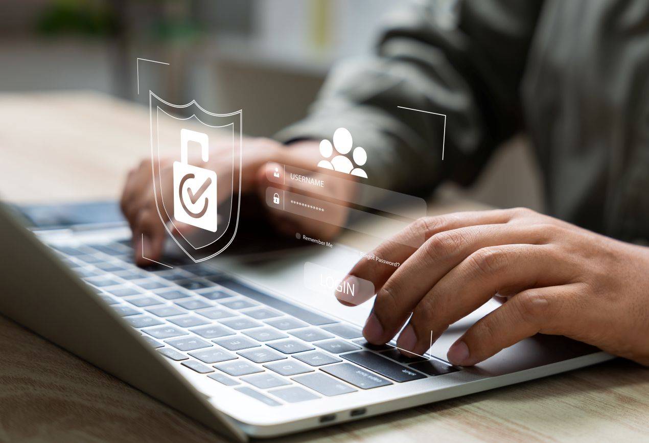 Laptop mit eingeblendeter Sicherheitsgrafik – Hinweis auf Risiken beim E-Learning Datenschutz