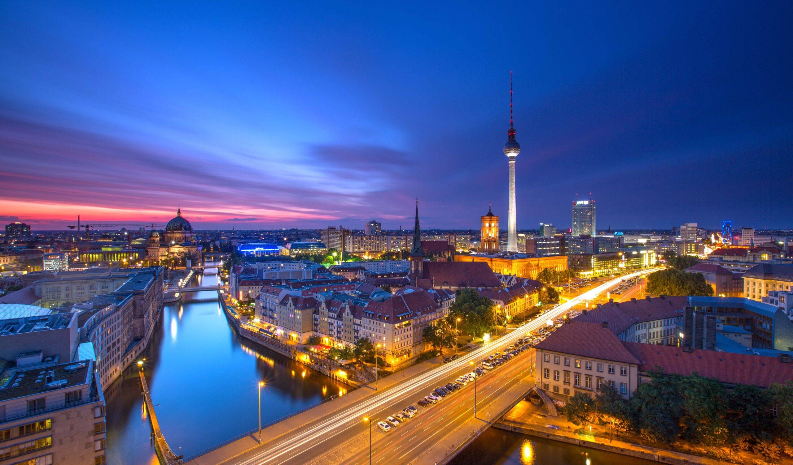 Berliner Skyline Stadtpanorama mit Verkehr und Sonnenuntergang