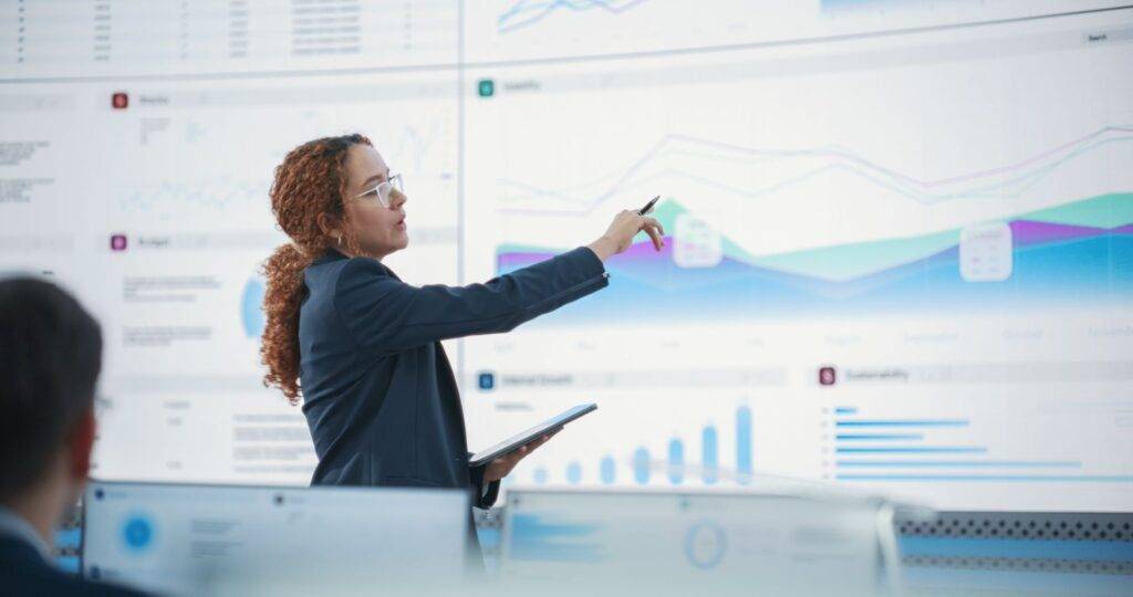 Beraterin analysiert Sicherheitskennzahlen