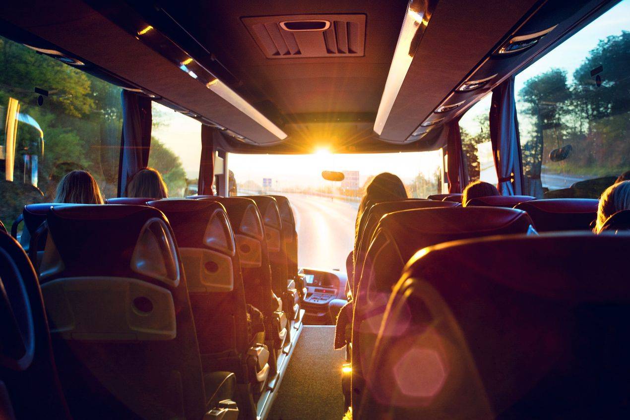 Schülergruppe im Reisebus am Morgen auf dem Weg zur Klassenfahrt Berlin