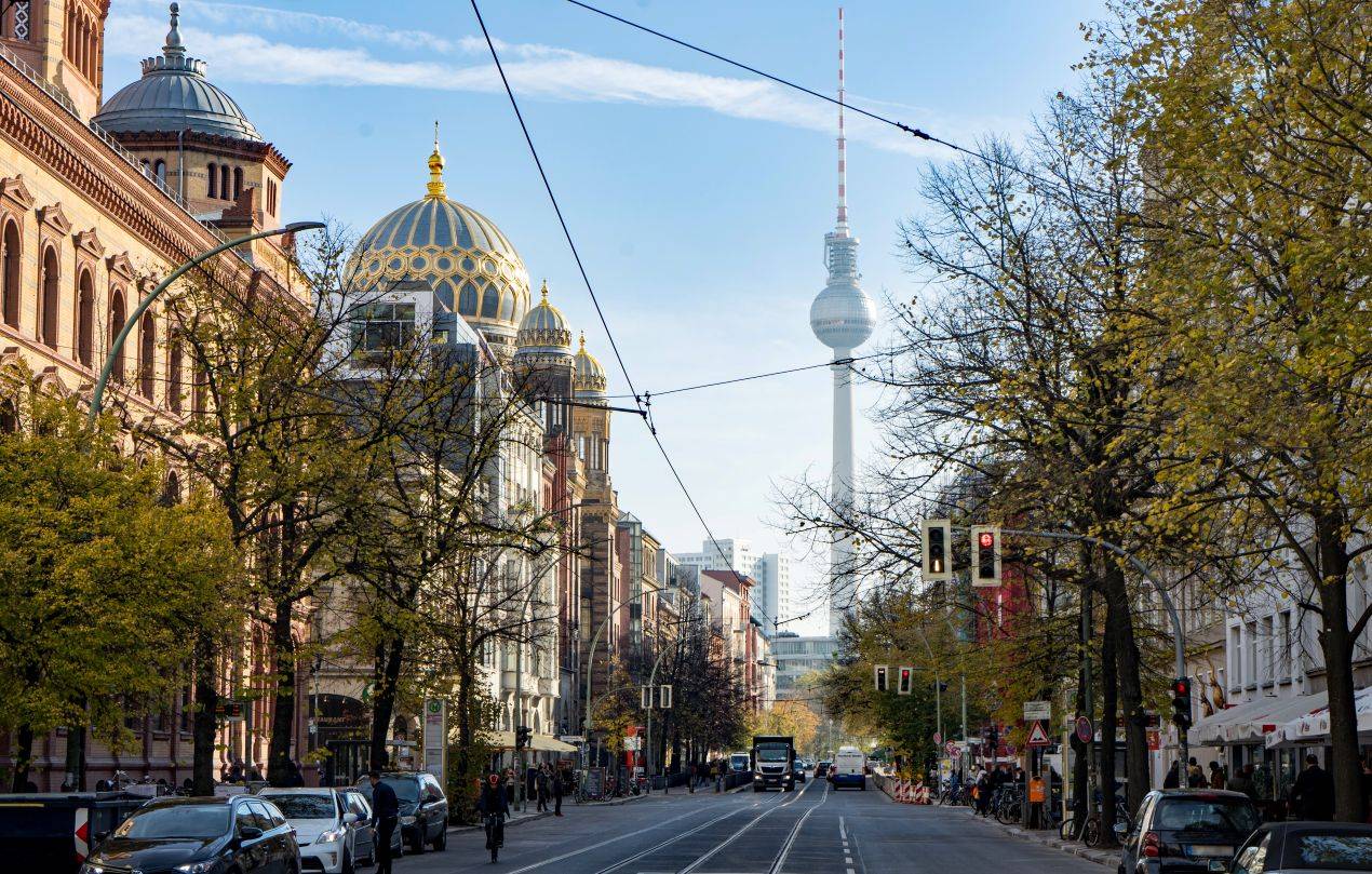 Blick auf Berliner Straße mit goldener Kuppel und Fernsehturm bei einer Klassenfahrt Berlin