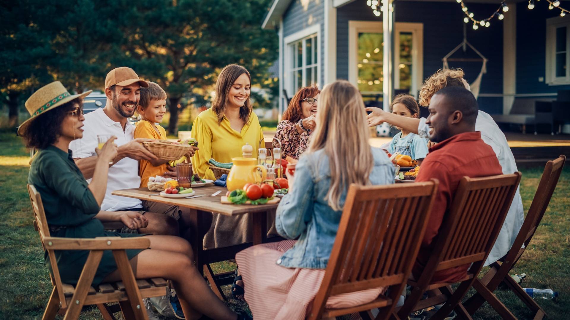 Gemeinsames Abendessen mit Freunden im Garten | Event Zelt

