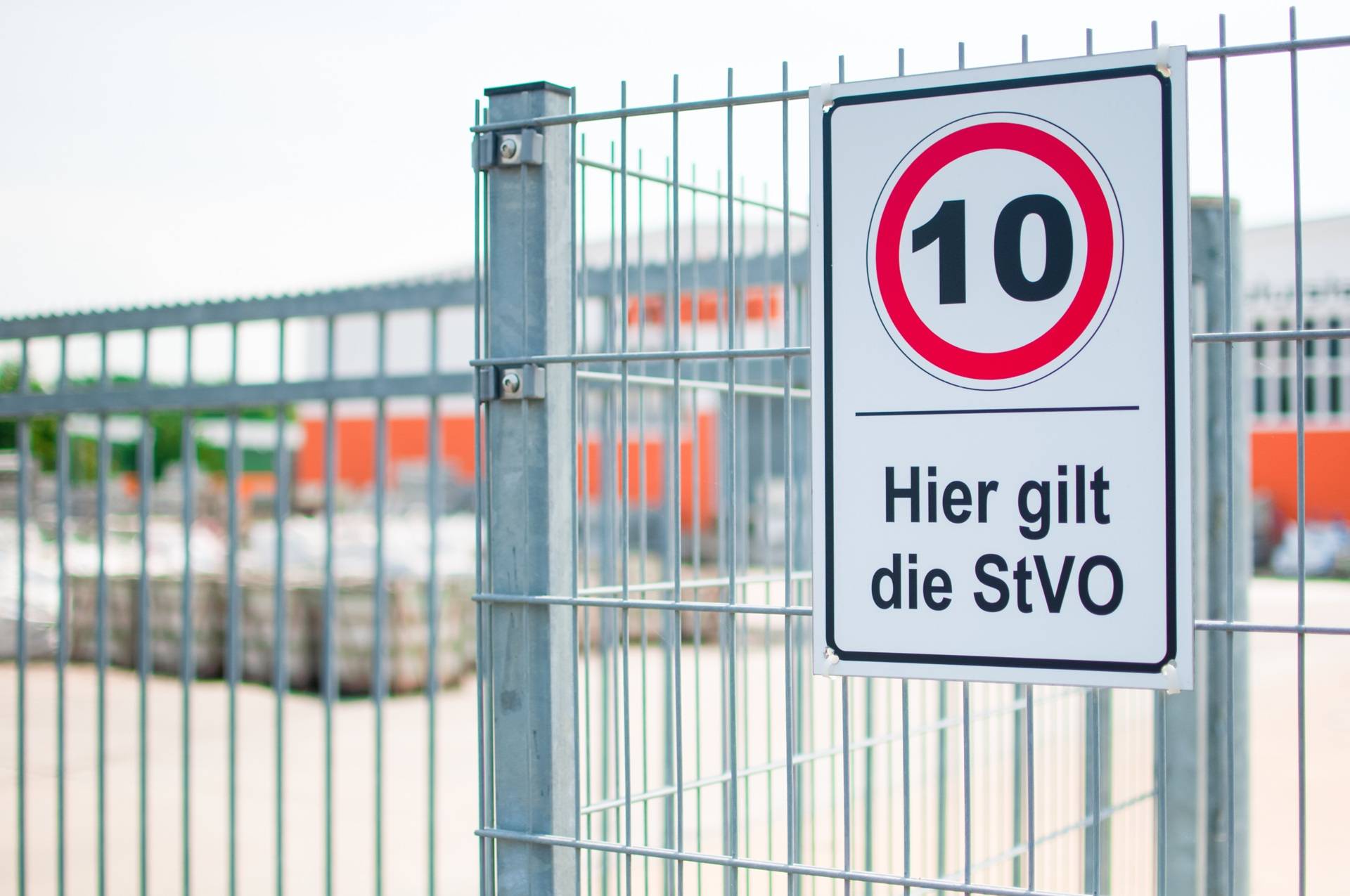 Tempolimit 10 Schild am Betriebsgelände | Fahrbahnmarkierung