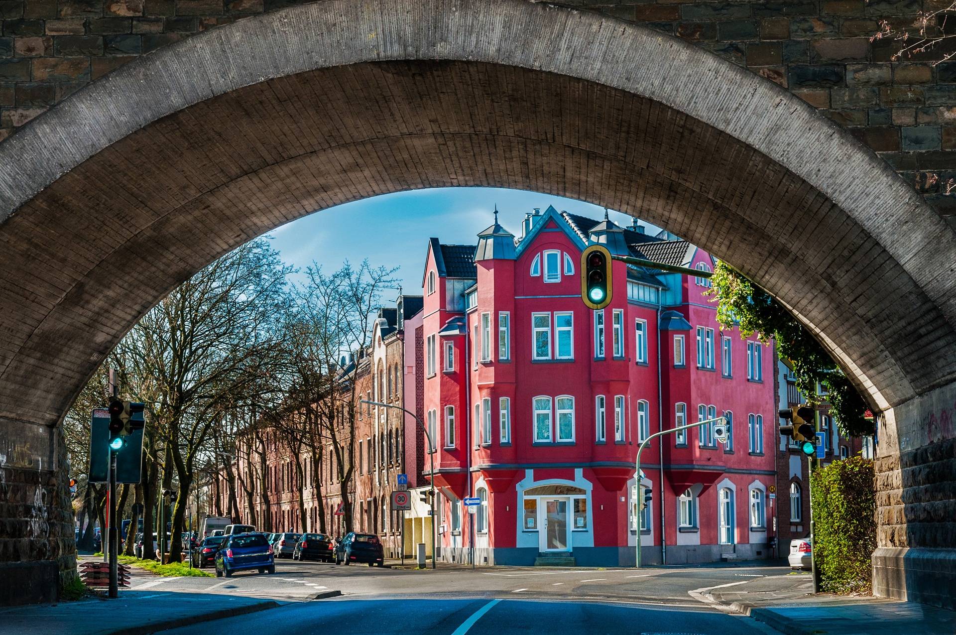Historische Gebaeude in Neuss durch Steinbogen fotografiert | Baufinanzierung Neuss