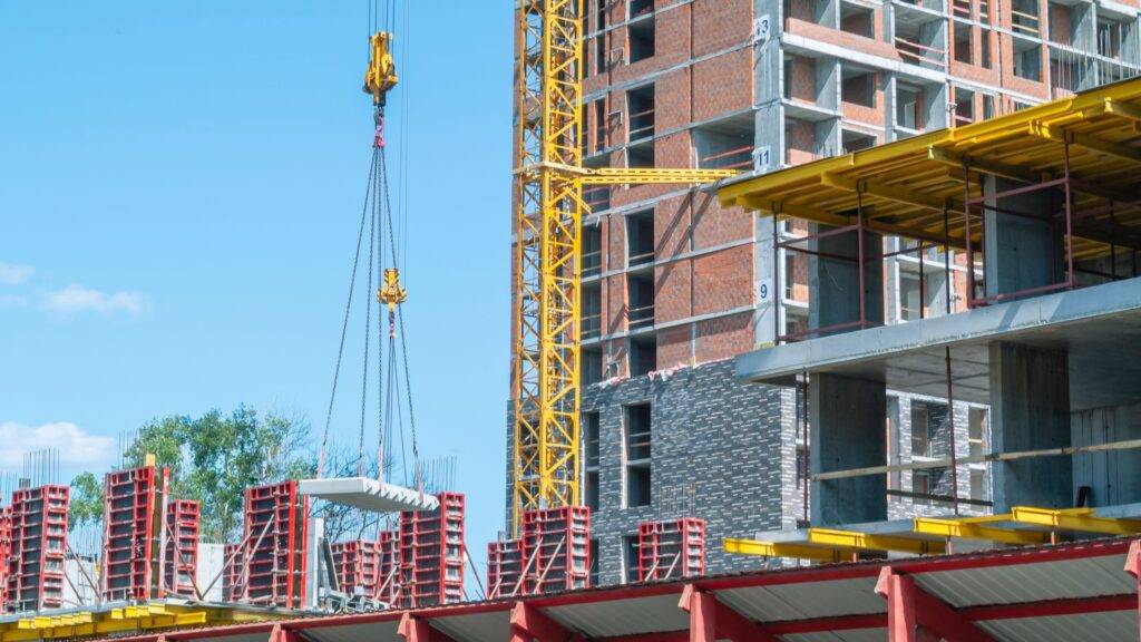 Baustelle mit Kran und mehrstöckigem Rohbau in Oberhausen