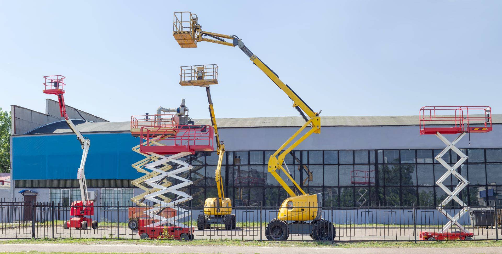 Mehrere Arbeitsbühnen vor Industriehalle in Oberhausen
