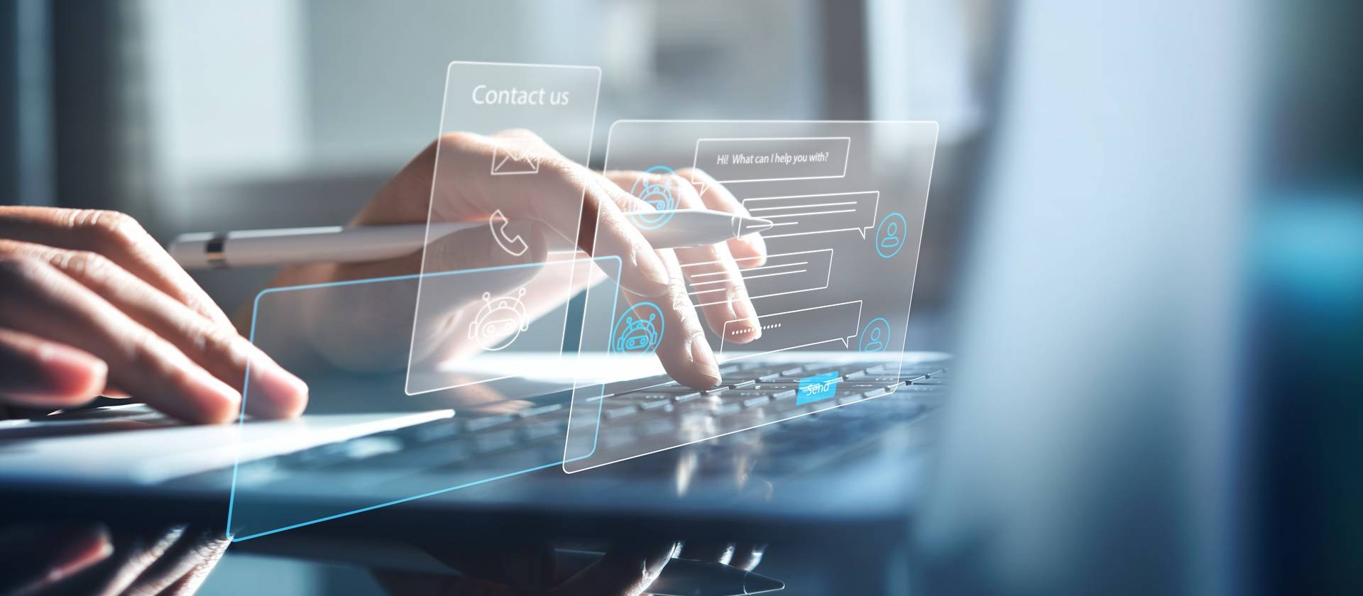 Person nutzt Laptop mit virtuellen Kontaktoptionen und Chatfenstern | Notdienst für Heizöl