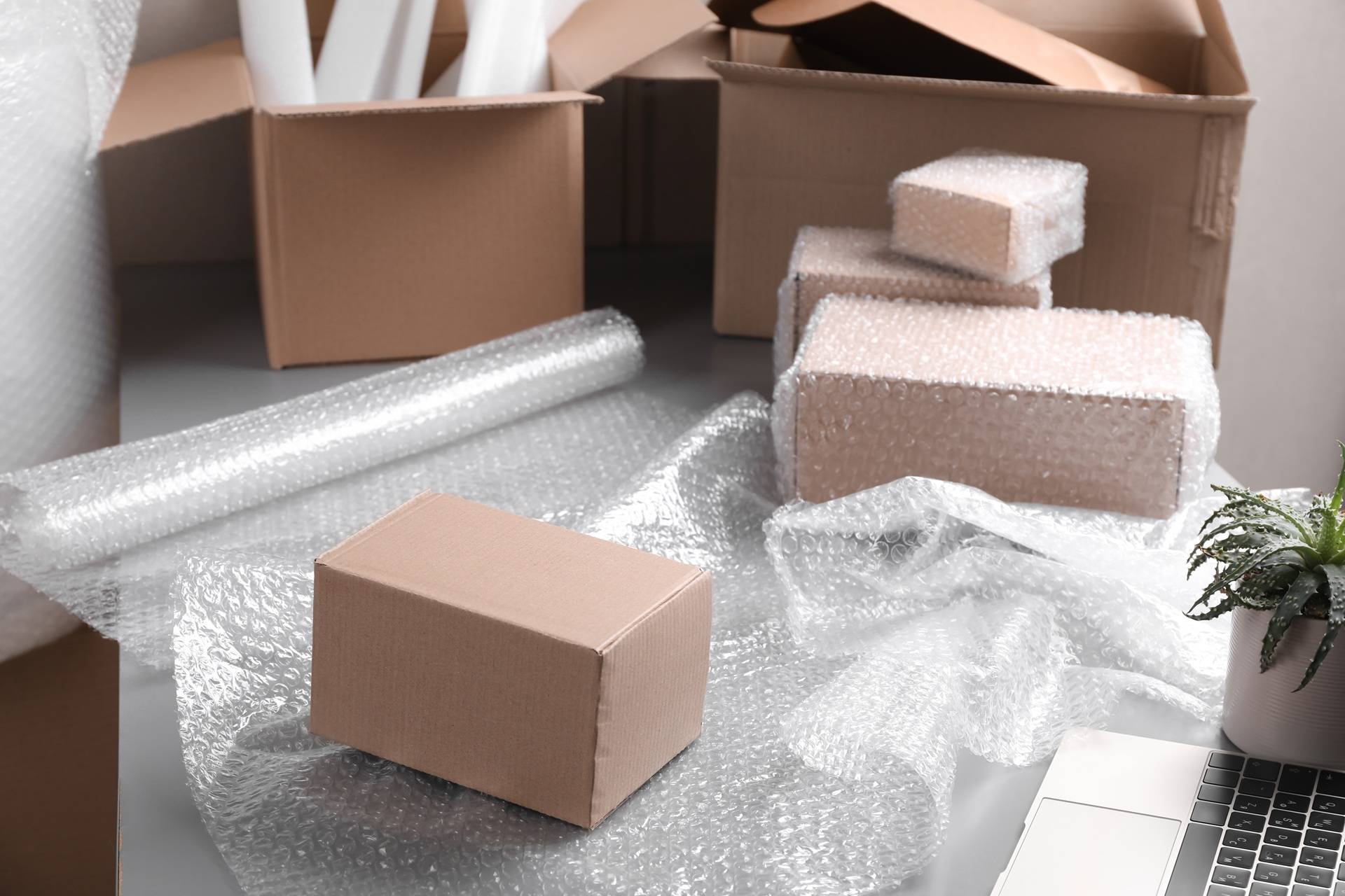 Mehrere Kartons mit Luftpolsterfolie verpackt | Luftpolstermaschine