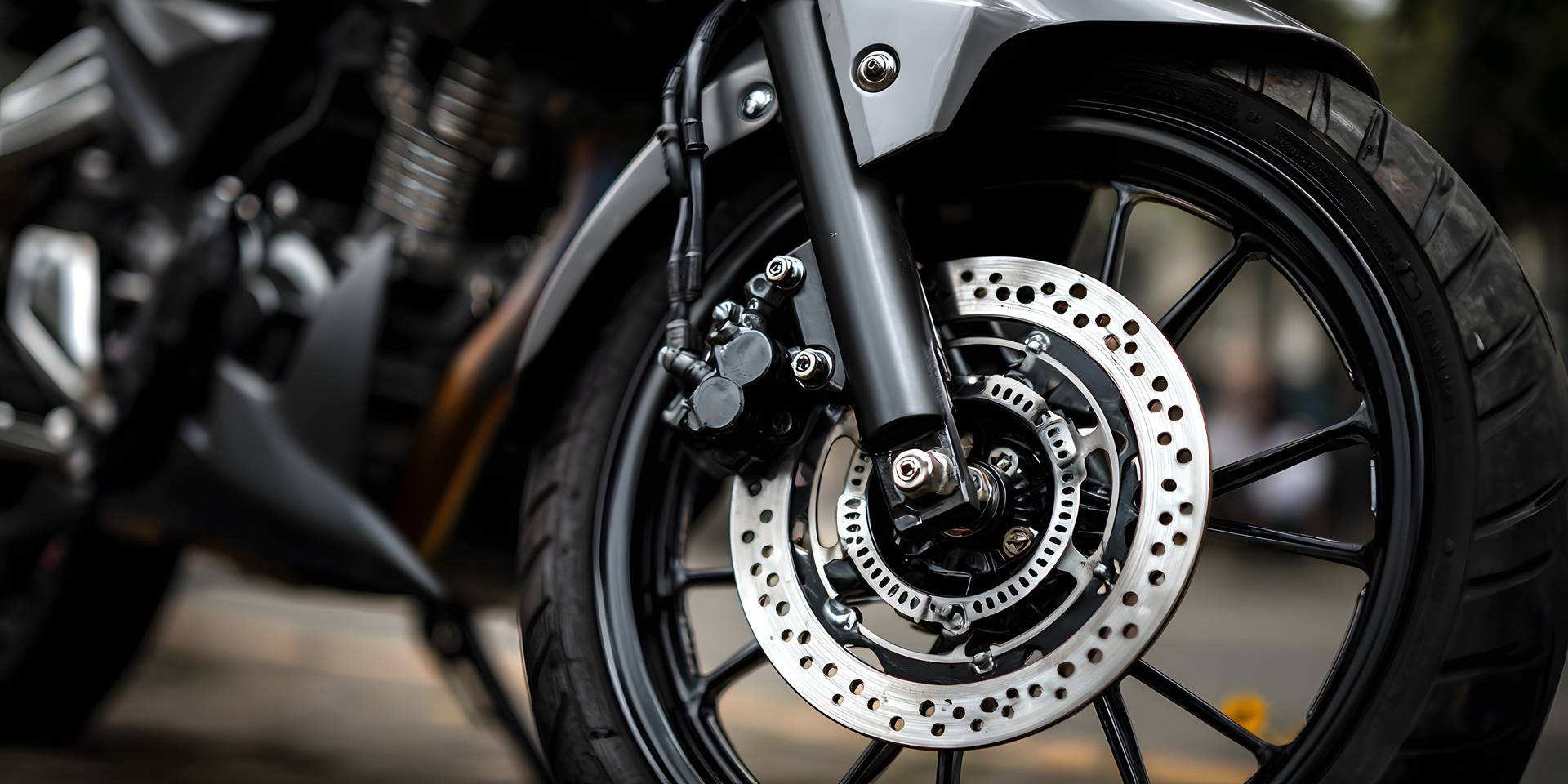 Vorderrad mit glänzender Bremsscheibe im Fokus | Yamaha MT-09 Zubehör