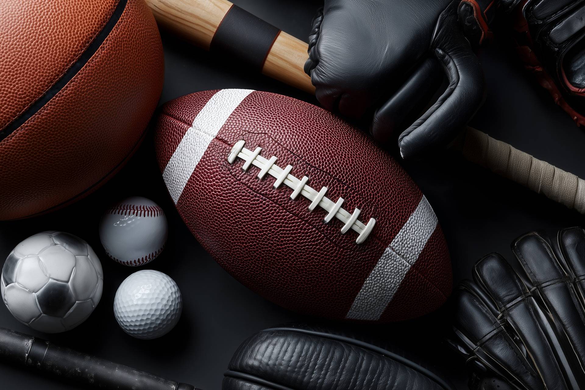 Verschiedene Sportgeräte auf dunklem Hintergrund | Kufenschoner